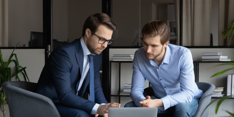 Rechtsanwälte vor Laptop (KI-generiert)